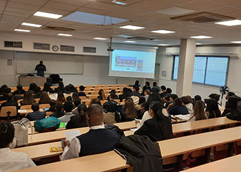Etudiants suivent la conférence