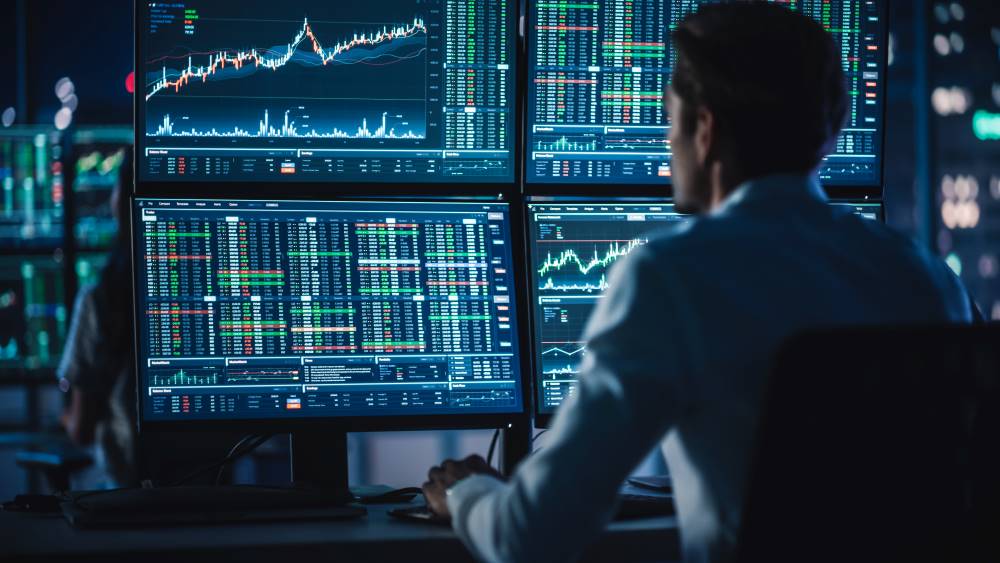 Trader concentré sur écrans